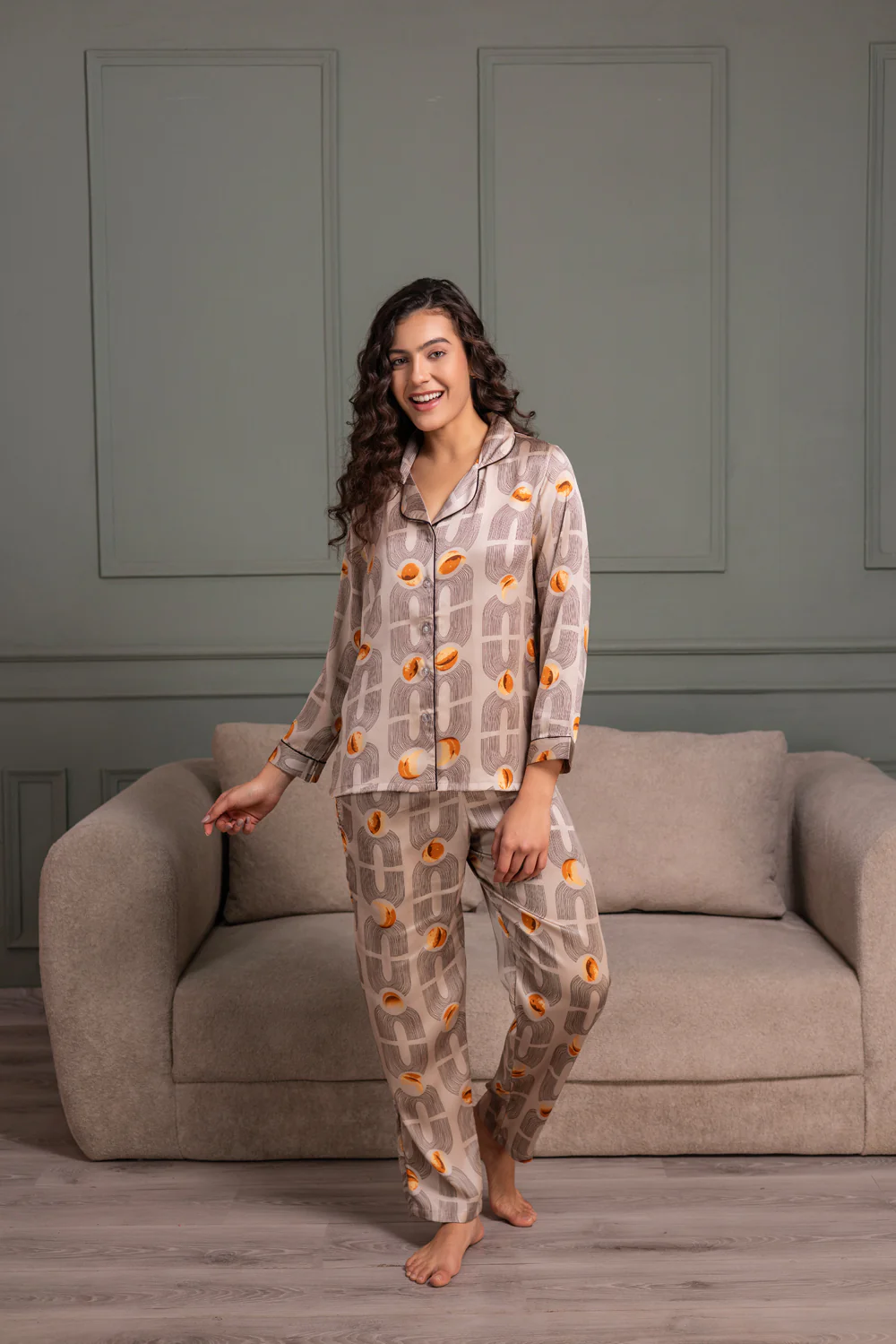 Classic collar Night suit in printed satin - Image 2