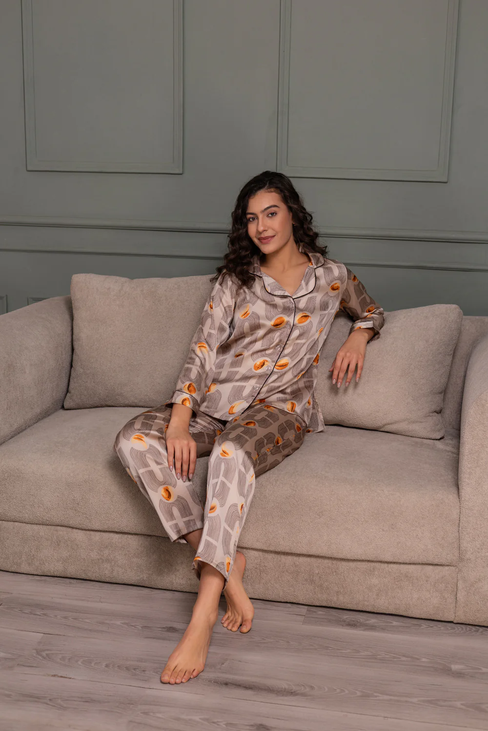 Classic collar Night suit in printed satin - Image 6